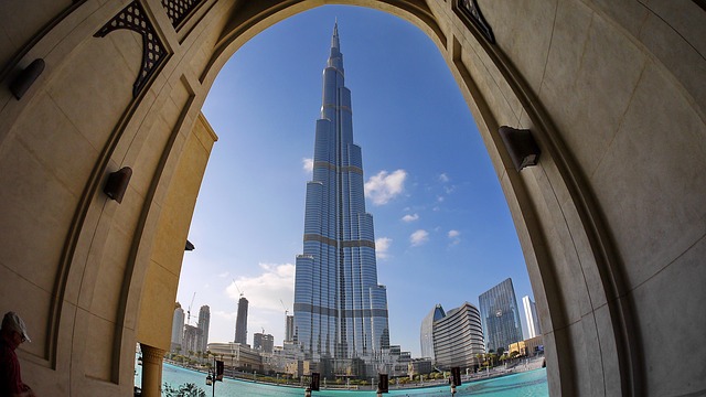 ドバイのトム クルーズがいっぱい 超高層ビル ブルジュ カリファの窓にぶら下がってる人達 窓拭きスペシャリスト ドバイ観光情報局 Dubai Luxury World 人気ホテル レストラン