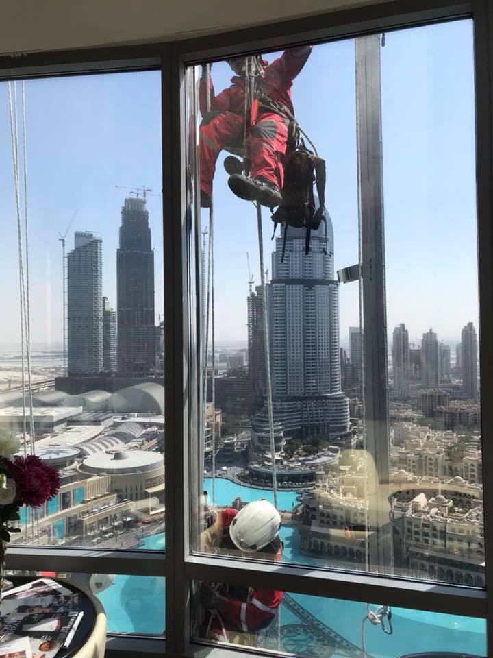 ドバイのトム クルーズがいっぱい 超高層ビル ブルジュ カリファの窓にぶら下がってる人達 窓拭きスペシャリスト ドバイ観光情報局 Dubai Luxury World 人気ホテル レストラン